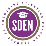 Het logo van de Stichting Dranken Examens en Normering