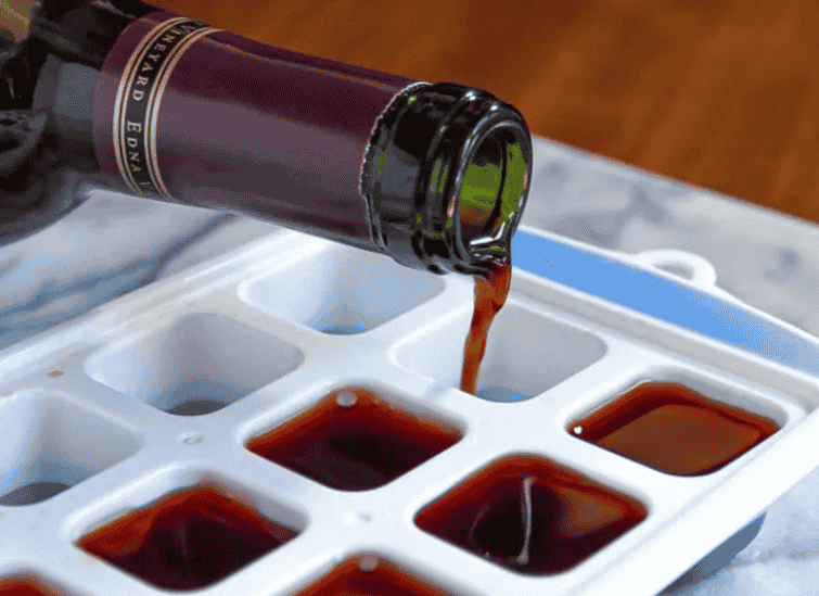 Rode wijn geschonken in een ijsblokjes tray