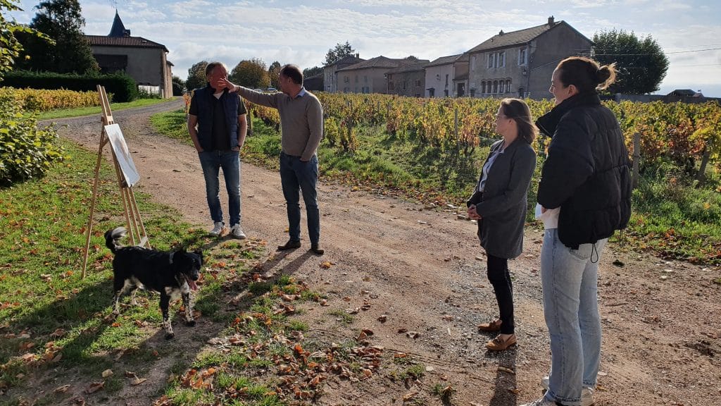 Peter krijgt uitleg over de wijngaarden van de Cru Saint-Amour door lokale wijnboer Gregory Barbet van Domaine de la Pirolette